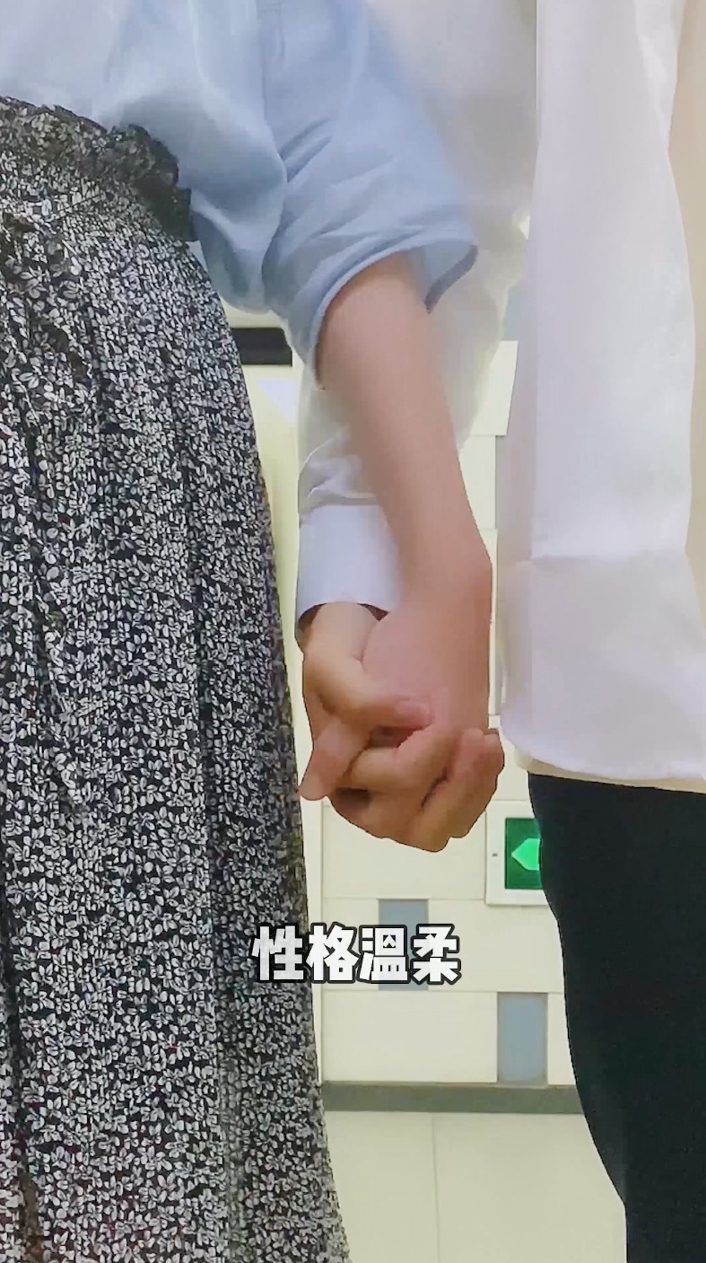 敏芙仰头微笑
